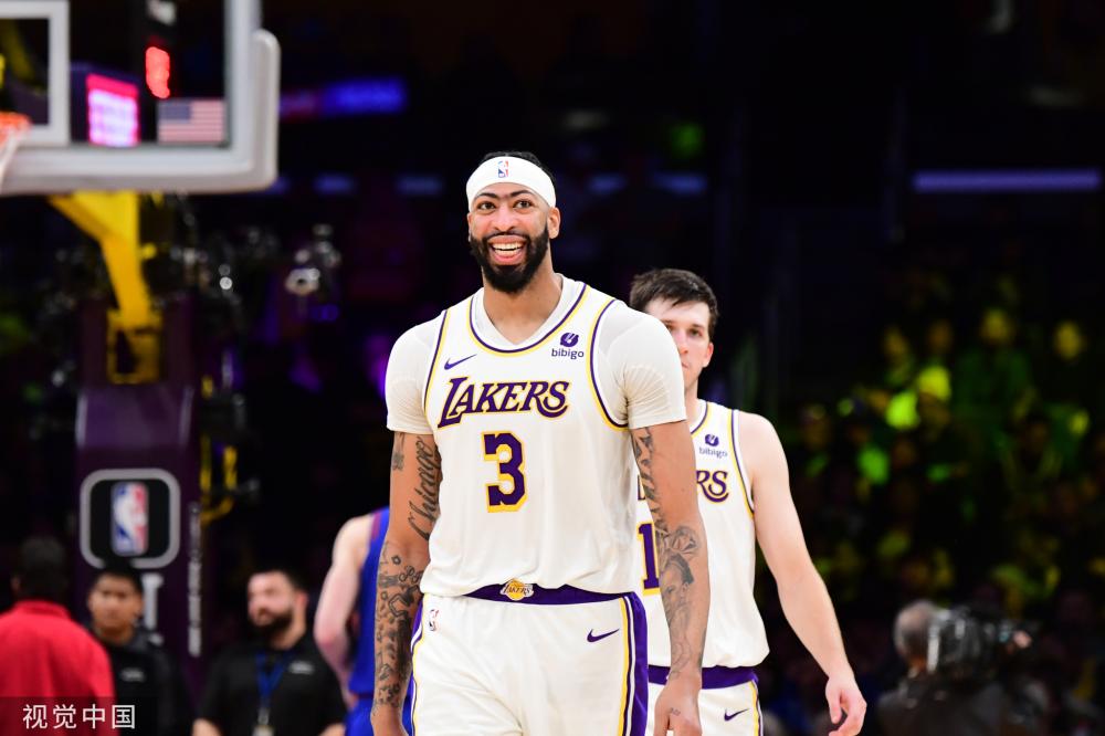 他不僅頻頻 他不僅頻頻